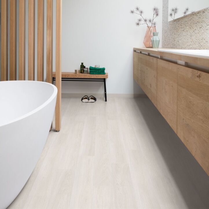 Parquet laminado de roble estado gris claro de la marca quick-step de la serie eligna en un ambiente de habitación.