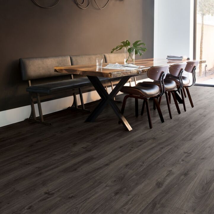 Parquet laminado de roble newcastle oscuro de la marca quick-step de la serie eligne en un ambiente de habitación.