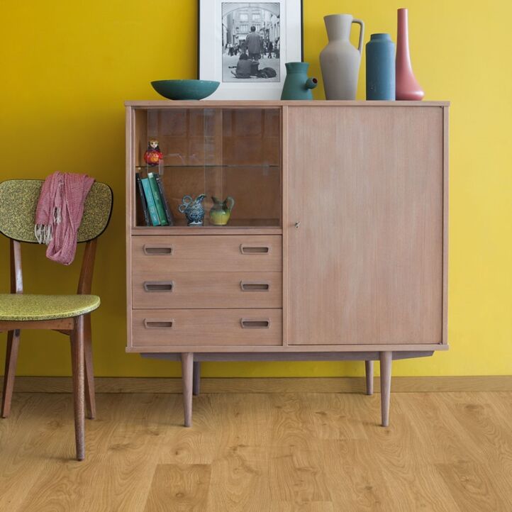 Parquet laminado de roble blanco claro de la marca quick-step de la serie eligna en un ambiente de habitación.