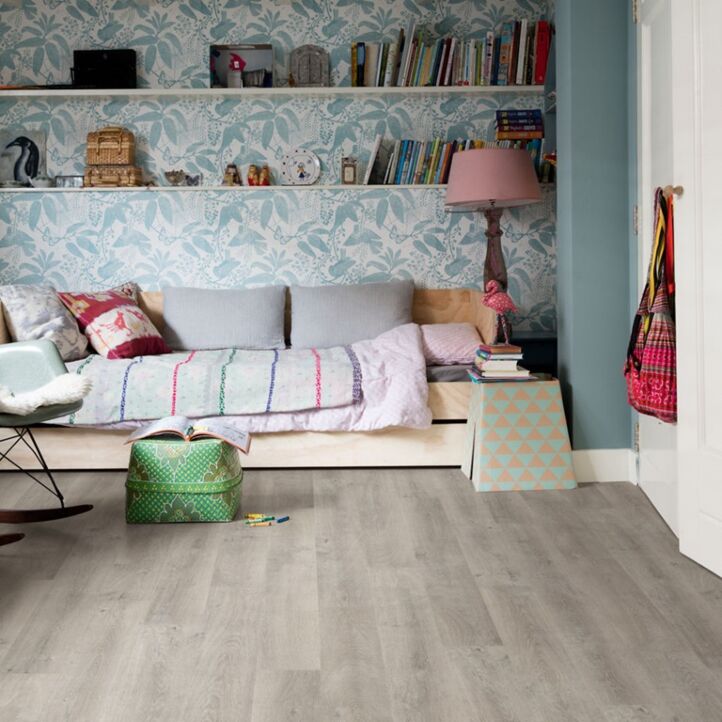 Parquet laminado de roble venecia gris de la marca quick-step de la serie eligna en un ambiente de habitación.