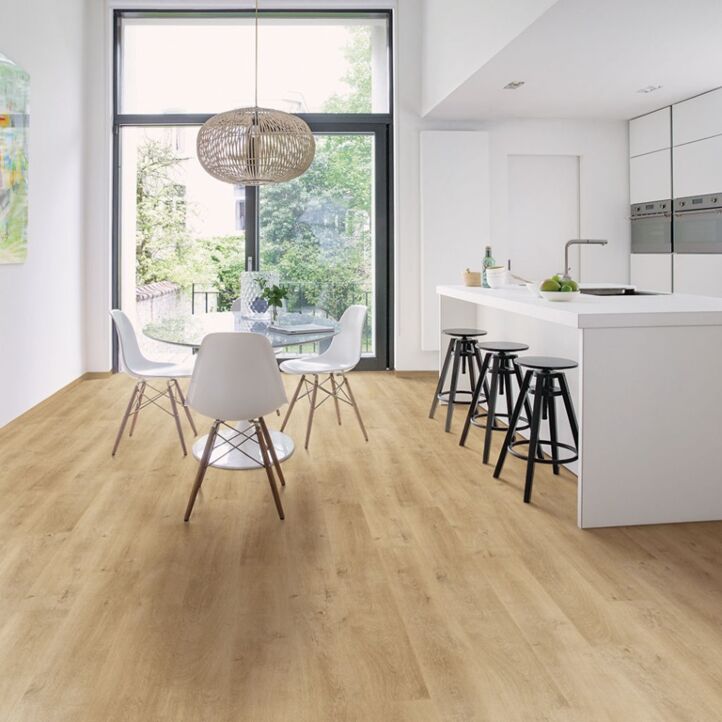 Parquet laminado de roble venecia beige de la marca quick-step de la serie eligna en un ambiente de habitación.