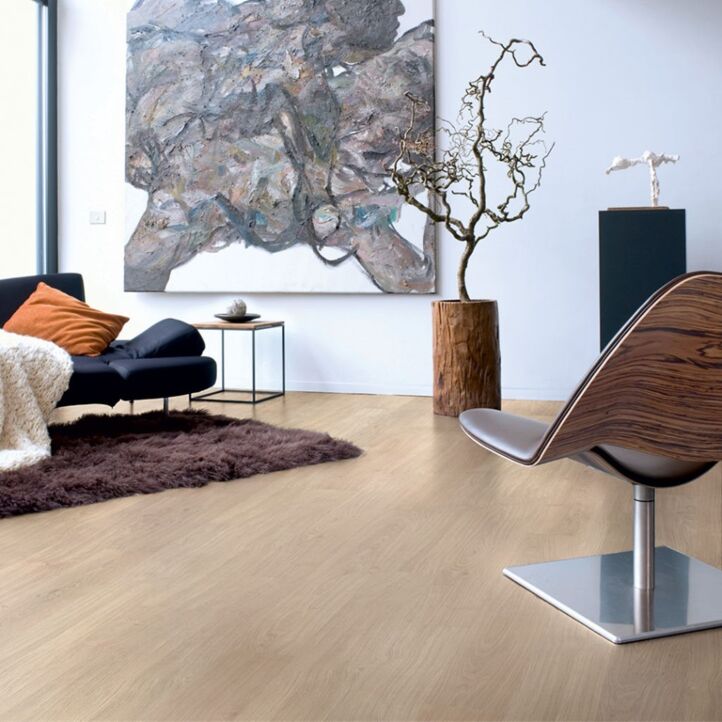 Parquet laminado de roble barnizado gris claro de la marca quick-step de la serie eligna en un ambiente de habitación.