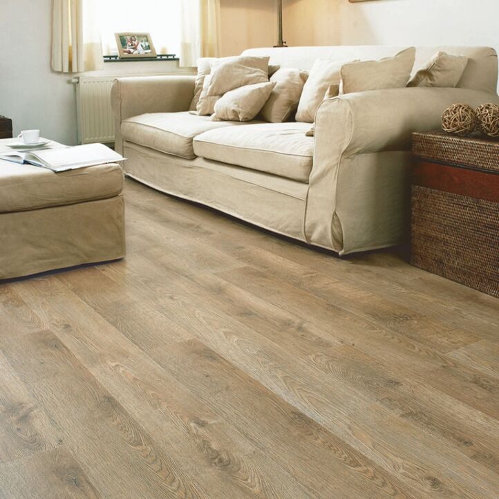 Parquet laminado de roble viejo aceitado mate de la marca Quick-Step de la serie Eligna en un ambiente de habitación