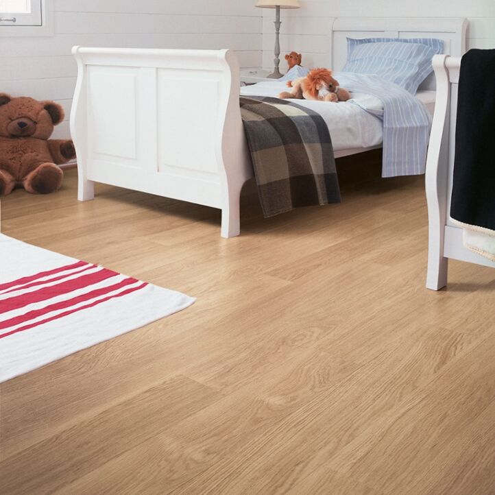 Parquet laminado de roble barnizado blanco de la marca quick-step de la serie eligne en un ambiente de habitación.