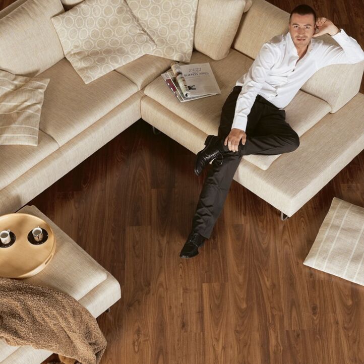 Parquet laminado de nogal aceitado de la marca quick-step de la serie eligna en un ambiente de habitación.