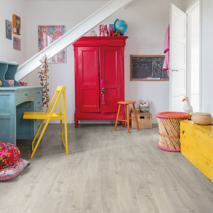 Parquet laminado de roble newcastle gris de la marca quick-step de la serie eligna en un ambiente de habitación.