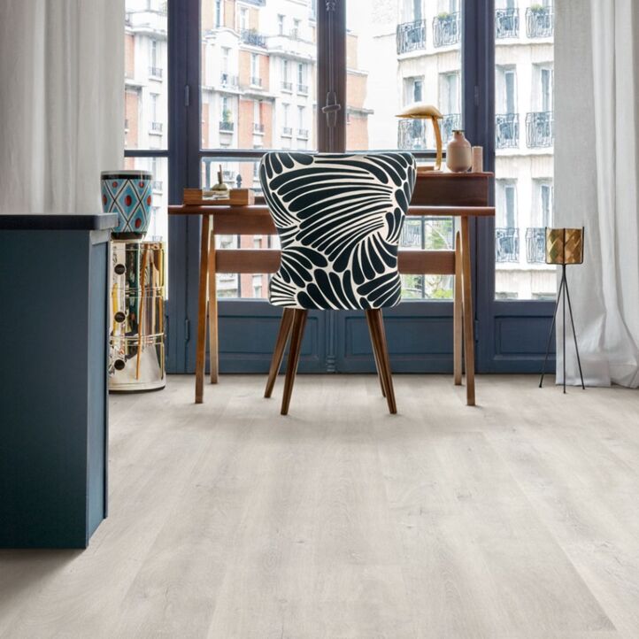 Suelo laminado de roble venecia claro de la marca quick-step de la serie eligna en vista de habitación.