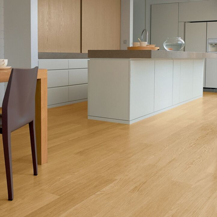 Parquet laminado de  de roble barnizado natural EL896 la marca quick-step de la serie eligna en un ambiente de habitación.