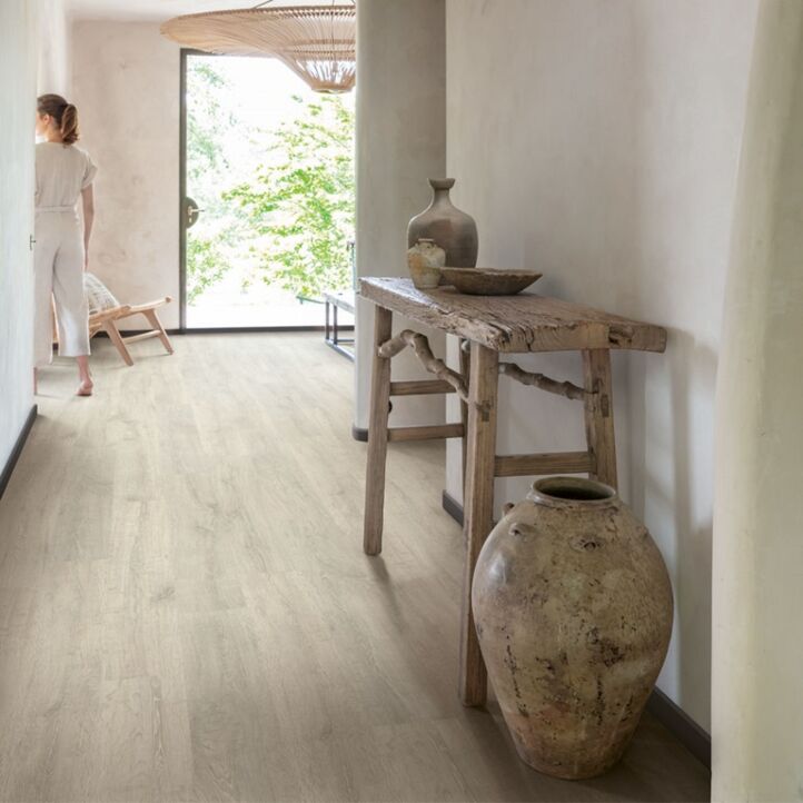 Parquet laminado de ROBLE RECUPERADO CON PATINA BLANCA CL1653 de la marca Quick-step de la serie CLASSIC en un ambiente de habitación.