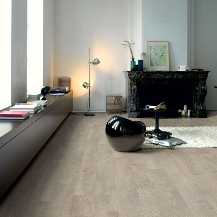 Parquet laminado de ROBLE VIEJO GRIS CLARO CLM1405 de la marca Quick-step de la serie CLASSIC en un ambiente de habitación.