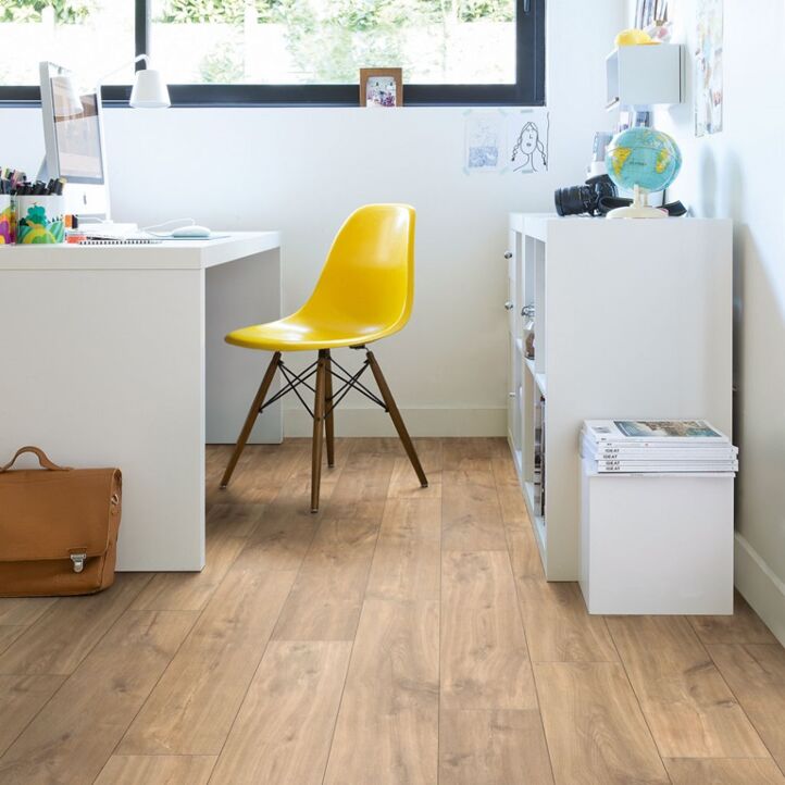 Parquet laminado de ROBLE NATURAL MEDIANOCHE de la marca Quick-step de la serie CLASSIC en un ambiente de habitación.