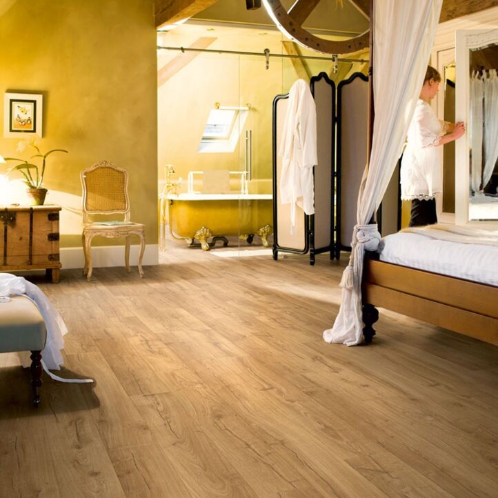 Parquet laminado de roble clásico natural de la marca quick-step de la serie impressive ultra en un ambiente de habitación.