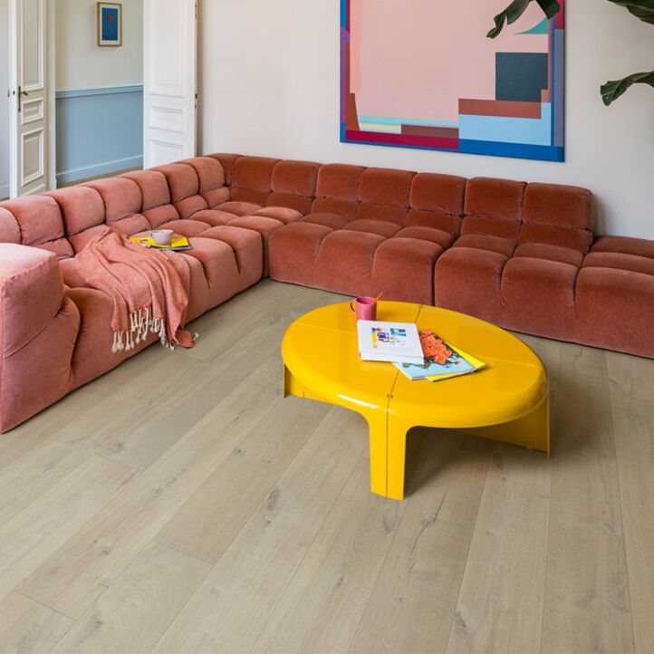 Parquet laminado de roble medio imu1856 de la marca quick-step de la serie impressive ultra en un ambiente de habitación.