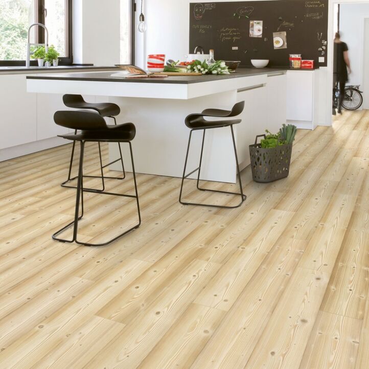 Parquet laminado de pino natural im 1860 de la marca quick-step de la serie impressive ultra en un ambiente de habitación.