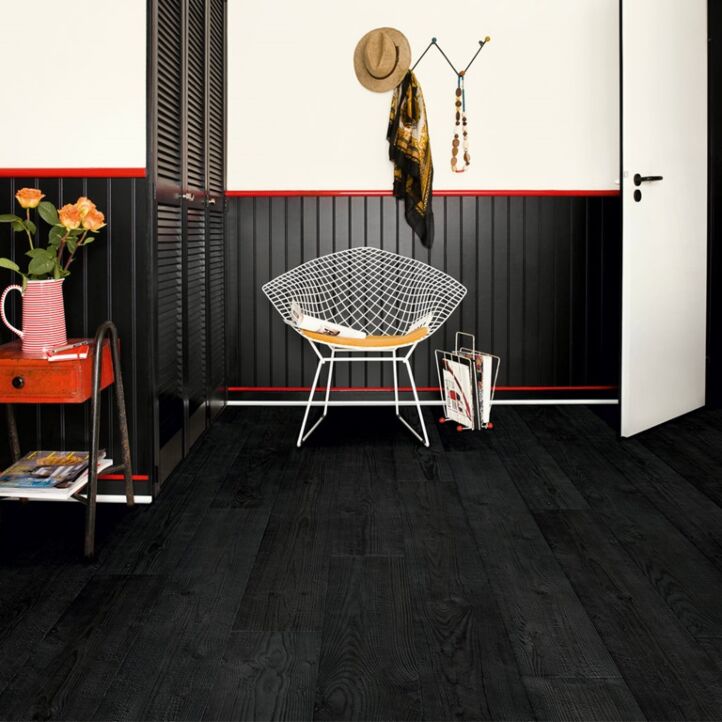 Parquet laminado de planchas quemadas de la marca quick-step de la serie impressive ultra en un ambiente de habitación.