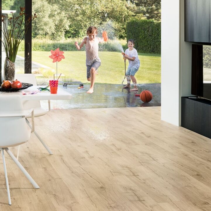 Parquet laminado de Roble clásico beige IMU1847 de la marca Quick-Step de la serie Impressive ultra en un ambiente de habitación.
