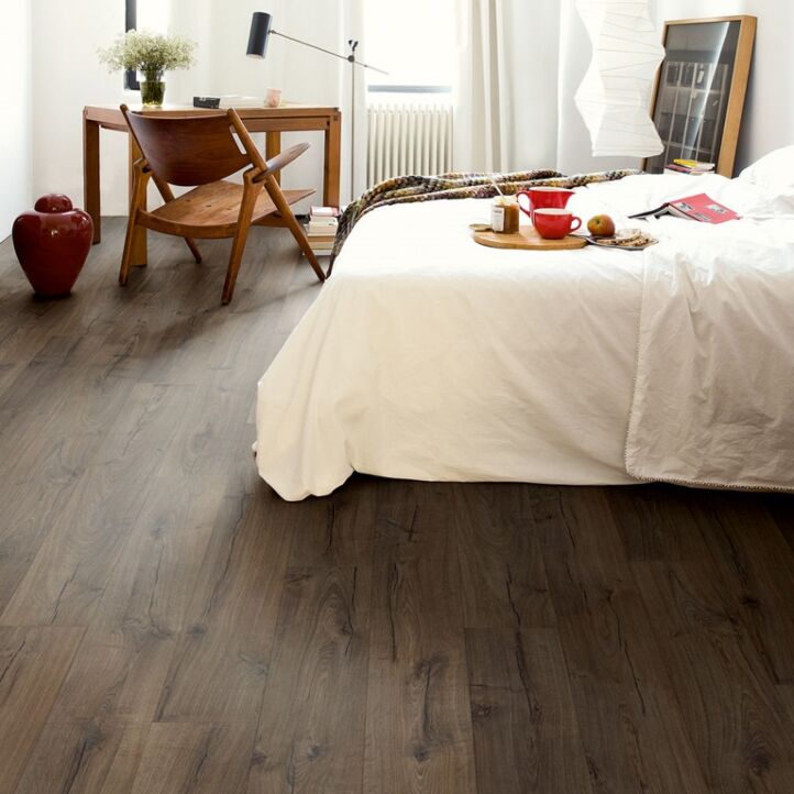 Parquet laminado de robe clásico marrón de la marca quick-step de la serie impressive ultra en un ambiente de habitación.