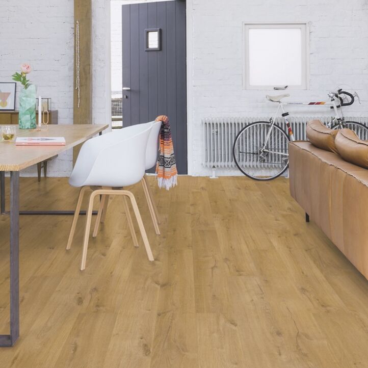 Parquet laminado de roble suave natural im 1855 de la marca quick-step de la serie impressive ultra en un ambiente de habitación.