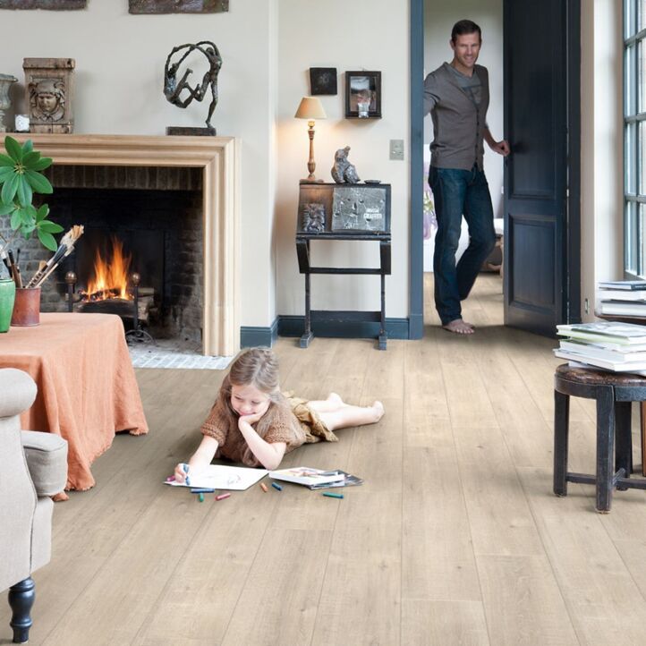Parquet laminado de roble con cortes de sierra im 1857 de la marca quick-step de la serie impressive ultra  en un ambiente de habitación.