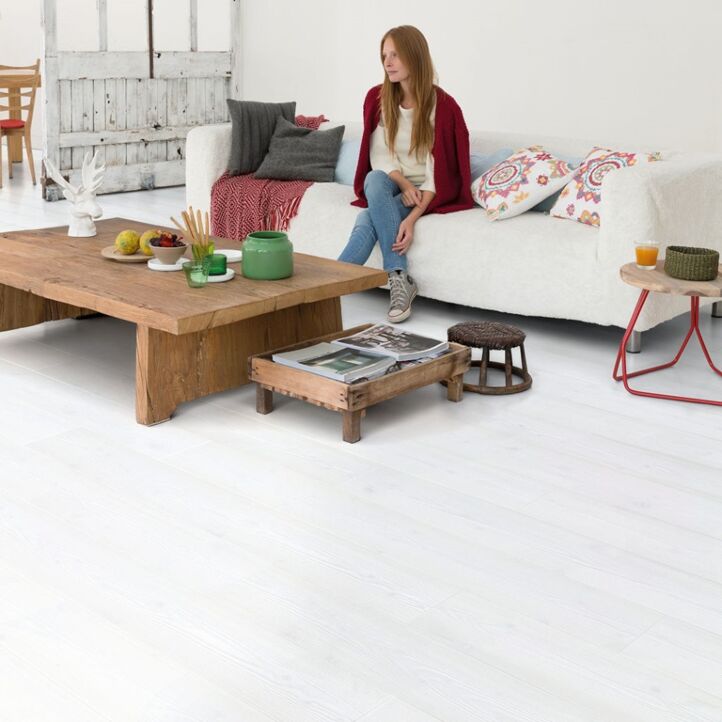 Parquet laminado de planchas claras im 1859 de la marca quick-step de la serie impressive ultra en un ambiente de habitación.