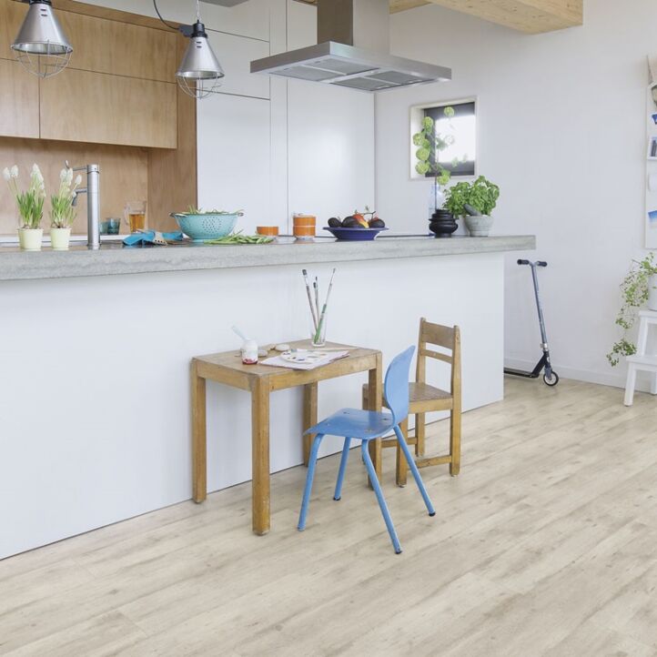 Parquet laminado de cemento gris claro im 1861 de la marca quick-step de la serie impressive ultra  en un ambiente de habitación.