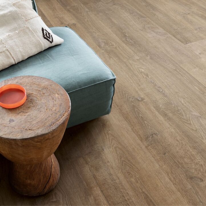 Parquet laminado de roble riva marrón de la marca quick-step de la serie eligna en un ambiente de habitación.