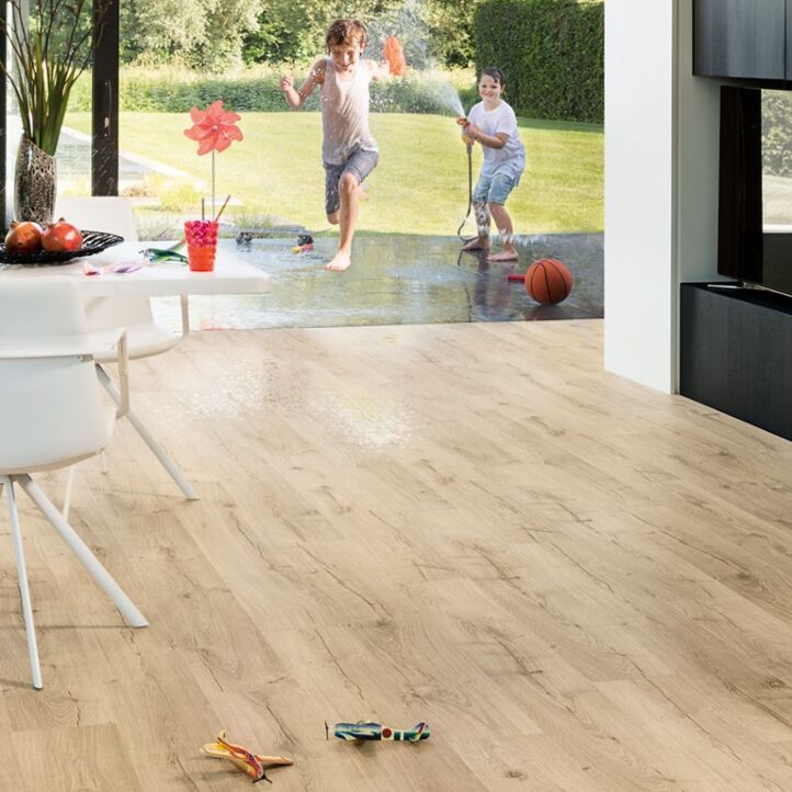 Parquet laminado de Roble clásico beige IM1847 de la marca Quick-Step de la serie Impressive en un ambiente de habitación.