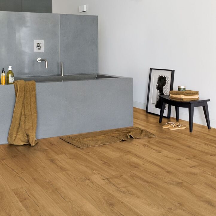 Parquet laminado de roble clásico natural de la marca quick-step de la serie impressive en un ambiente de habitación.