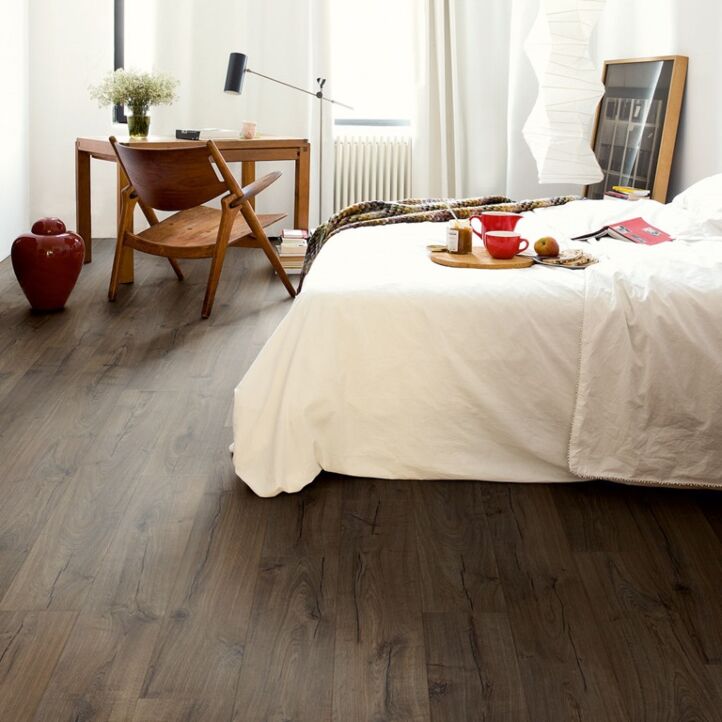 Parquet laminado de robe clásico marrón de la marca quick-step de la serie impressive en un ambiente de habitación.