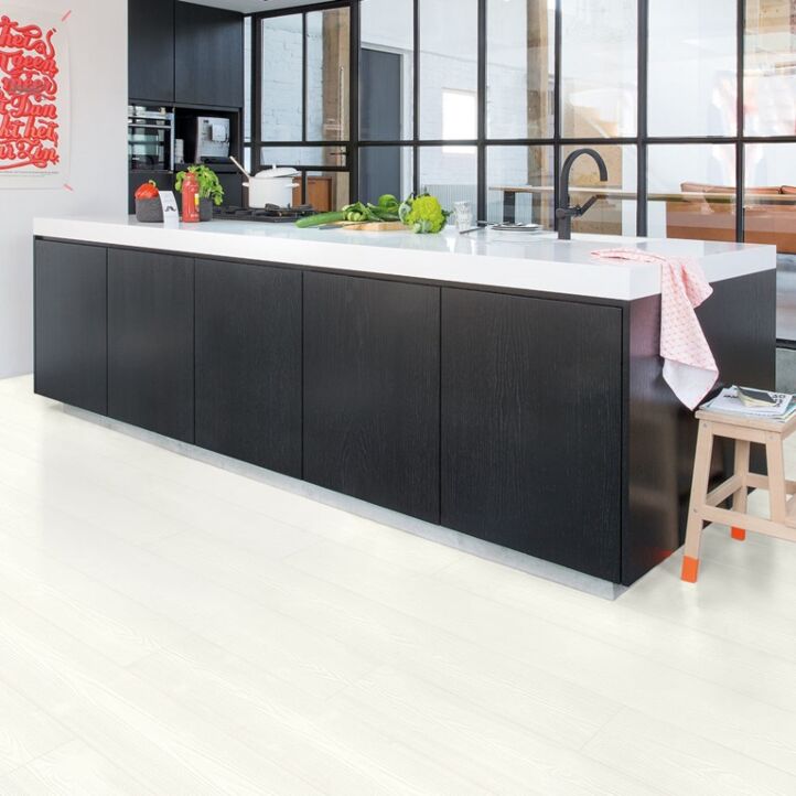 Parquet laminado de planchas claras im 1859 de la marca quick-step de la serie impressive  en un ambiente de habitación.
