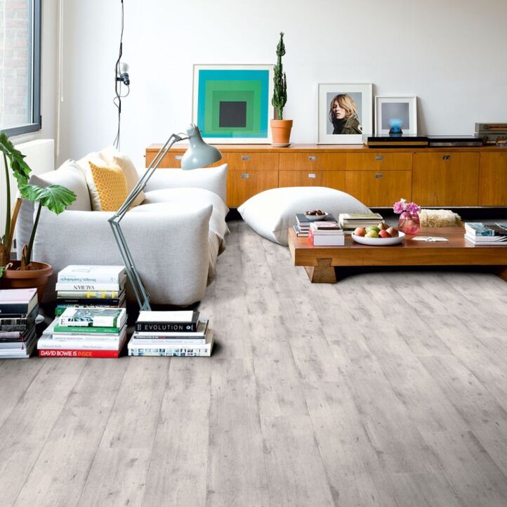 Parquet laminado de cemento gris claro im 1861 de la marca quick-step de la serie impressive  en un ambiente de habitación.