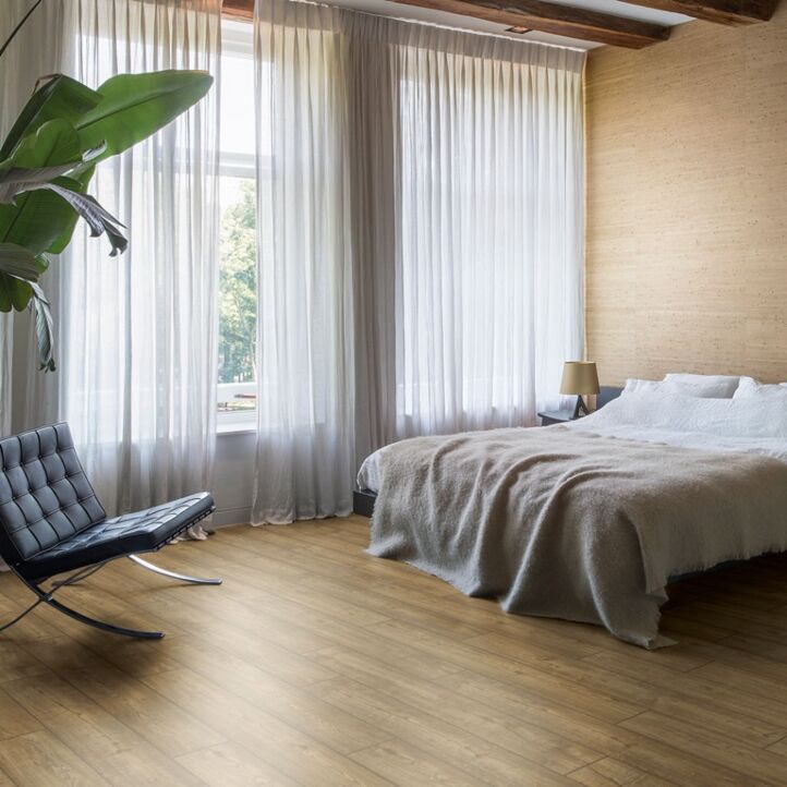 Parquet laminado de robe clásico marrón de la marca quick-step de la serie impressive en un ambiente de habitación.