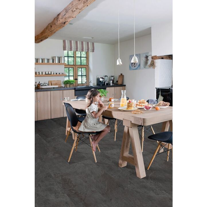 Parquet vinílico de la marca Quick-Step livyn Hormigón claro AMCL40049 de la serie Ambient Click en un ambiente de habitación.