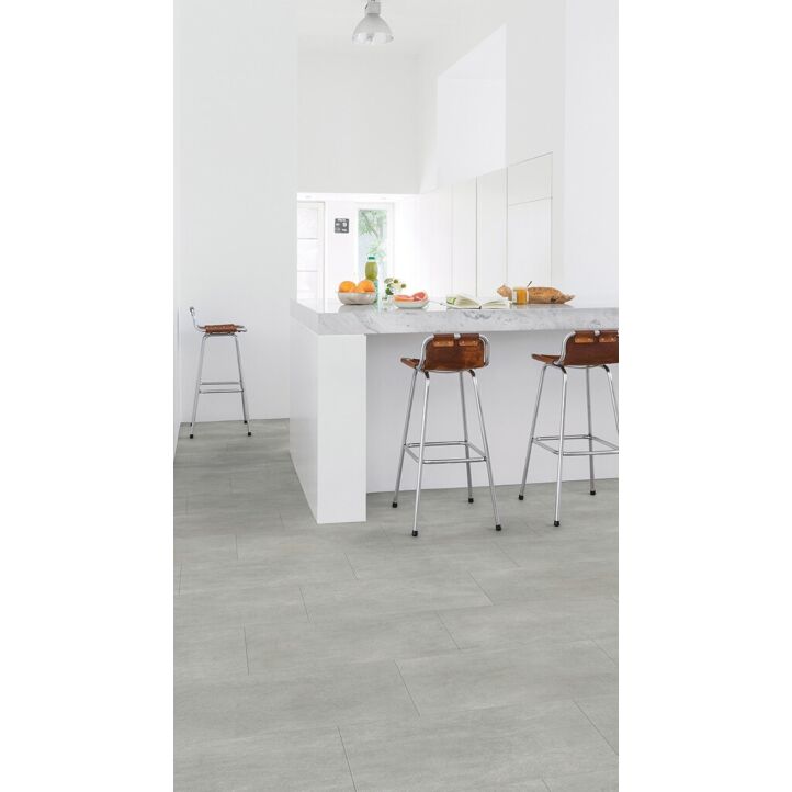 Parquet vinílico de la marca Quick-Step livyn hormigón gris cálido AMCP40050 de la serie Ambient Click Plus en un ambiente de habitación.