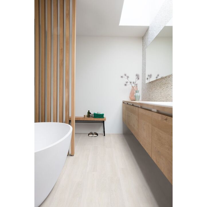 Parquet laminado de roble estado gris claro de la marca quick-step de la serie eligna en un ambiente de habitación.