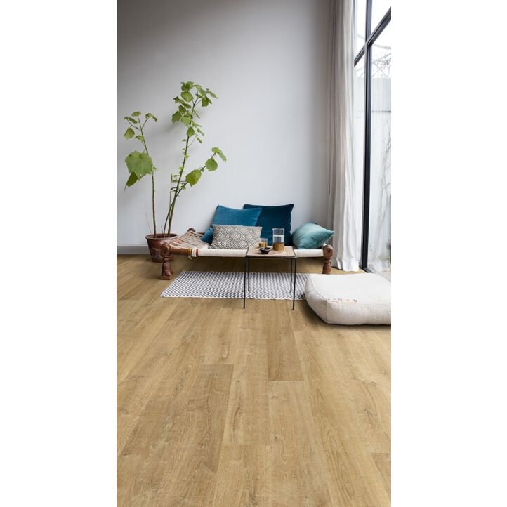 Parquet laminado de roble riva natural de la marca quick-step de la serie eligna en un ambiente de habitación.