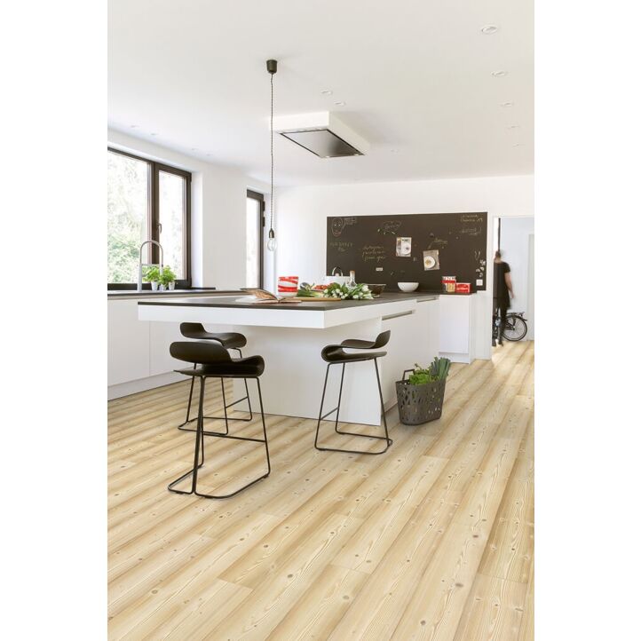 Parquet laminado de pino natural im 1860 de la marca quick-step de la serie impressive ultra en un ambiente de habitación.