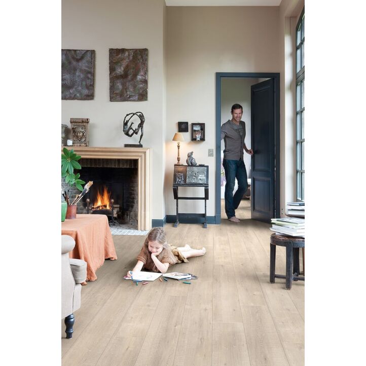 Parquet laminado de roble con cortes de sierra im 1857 de la marca quick-step de la serie impressive  en un ambiente de habitación.