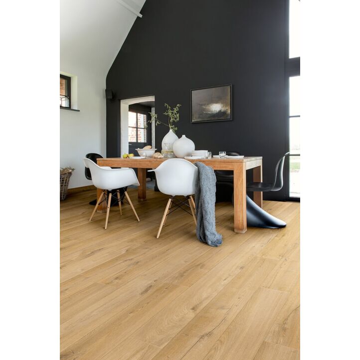 Parquet laminado de roble suave natural im 1855 de la marca quick-step de la serie impressive en un ambiente de habitación.