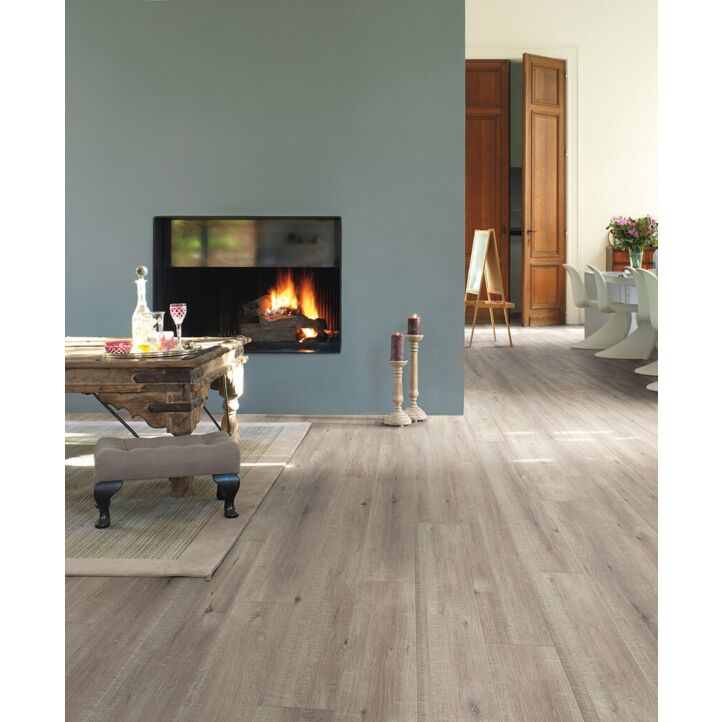 Parquet laminado de roble con cortes de sierra gris im 1858 de la marca quick-step de la serie impressive ultra en un ambiente de habitación.