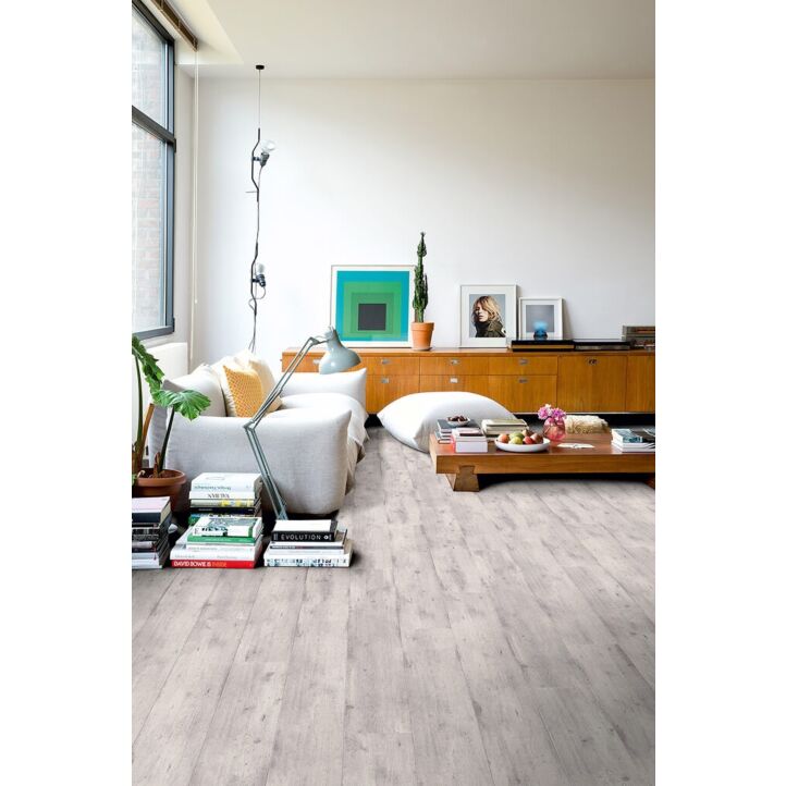 Parquet laminado de cemento gris claro im 1861 de la marca quick-step de la serie impressive  en un ambiente de habitación.