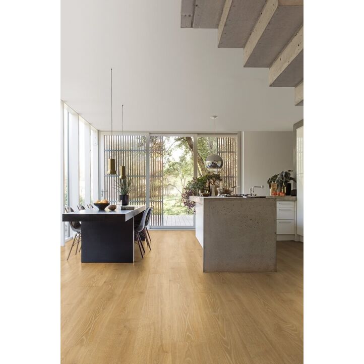 Parquet laminado de roble bosque natural mj3546 de la marca quick-step de la serie majestic en un ambiente de habitación.