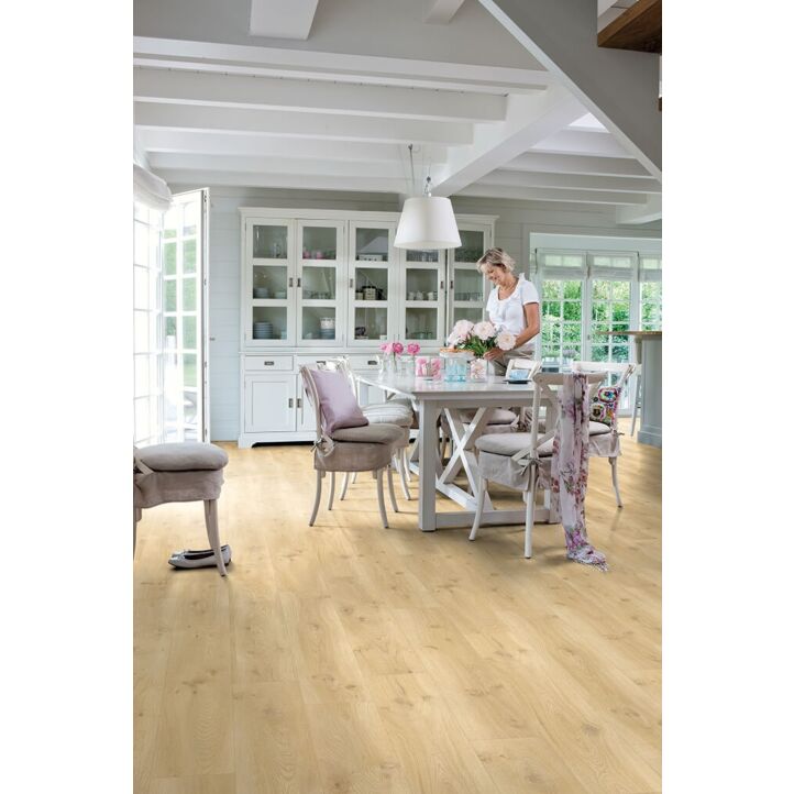 Parquet vinílico de la marca Quick-Step livyn Roble flotante beige BACL40018 de la serie Balance Click en un ambiente de habitación.
