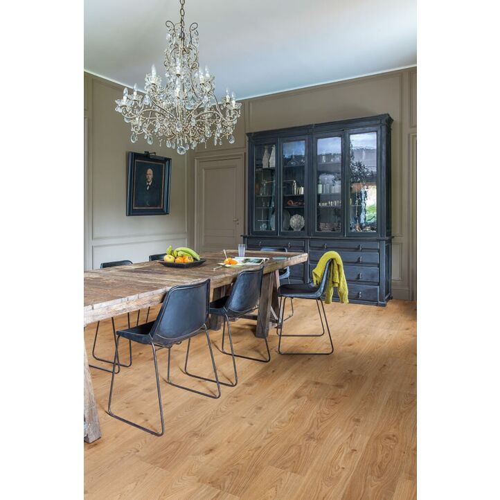Parquet vinílico de la marca Quick-Step livyn Roble flotante beige BACL40018 de la serie Balance Click en un ambiente de habitación.