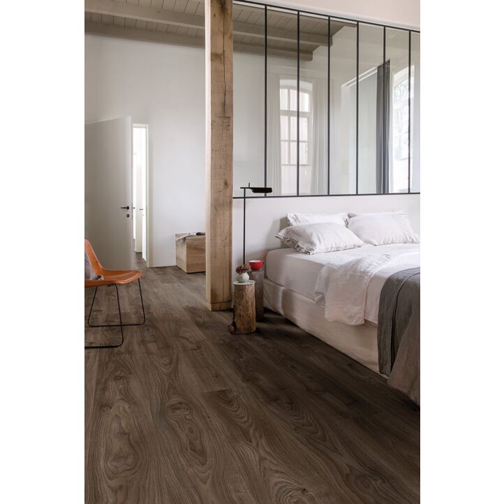 Parquet vinílico de la marca Quick-Step livyn Roble cabaña marrón oscuro BACP40027 de la serie Balance Click en un ambiente de habitación.