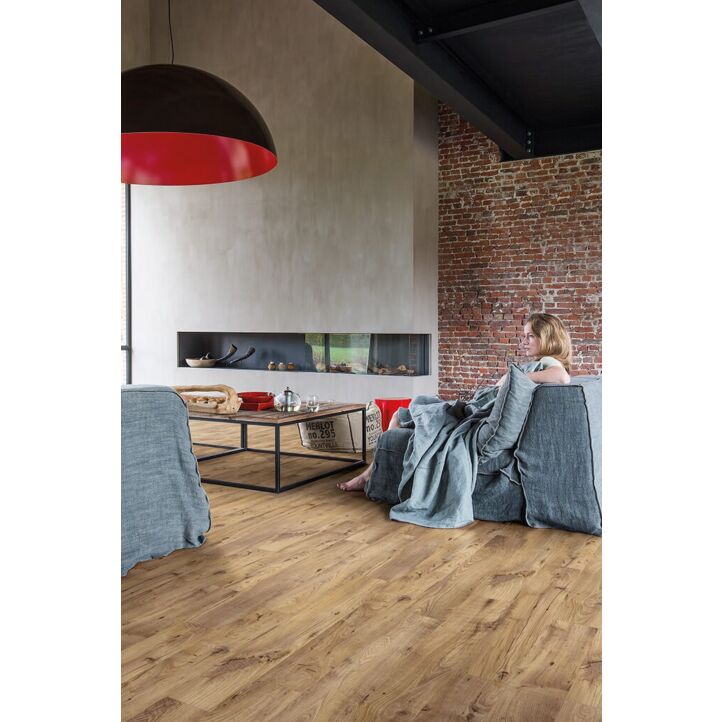 Parquet vinílico de la marca Quick-Step livyn castaño vintage natural BACP40029 de la serie Balance Click  Plus en un ambiente de habitación.