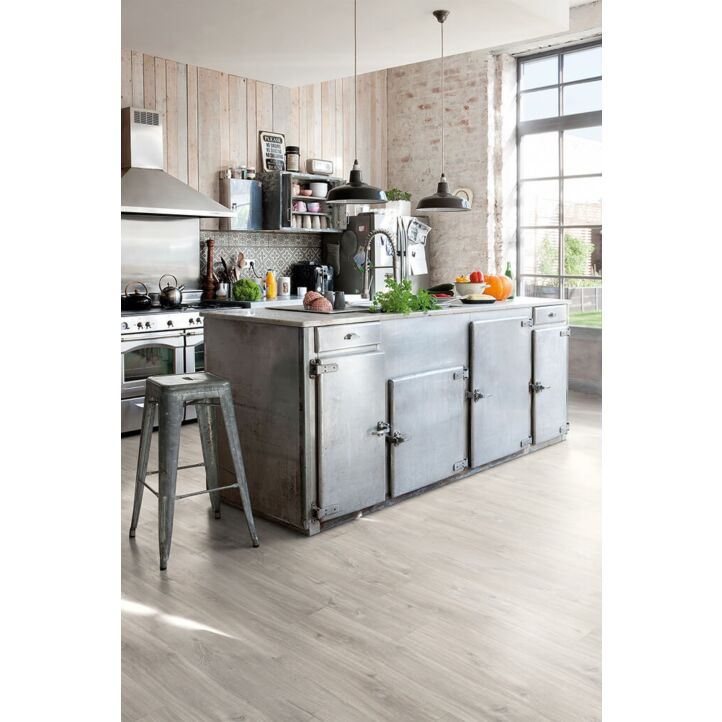 Parquet vinílico de la marca Quick-Step livyn roble cañon gris cortes de sierra BACL40030 de la serie Balance Click en un ambiente de habitación.