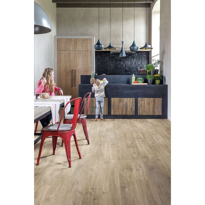 Parquet vinílico de la marca Quick-Step livyn roble cañon marrón claro cortes de sierra BACL40031 de la serie Balance Click en un ambiente de habitación.