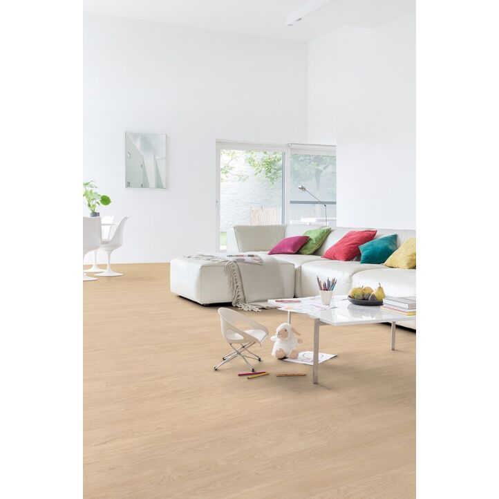 Parquet vinílico de la marca Quick-Step livyn roble selecto claro BACL40032 de la serie Balance Click en un ambiente de habitación.