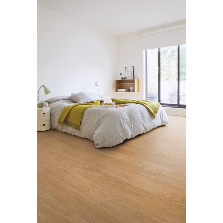 Parquet vinílico de la marca Quick-Step livyn roble selecto claro BACL40032 de la serie Balance Click en un ambiente de habitación.